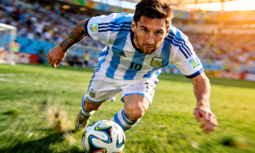 阿根廷国家足球队队长梅西在比赛中带球的特写镜头