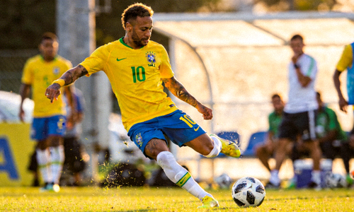 巴西国家足球队内马尔在训练中展示技巧的精彩瞬间