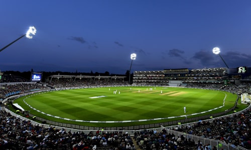 国际足联主席在新闻发布会上宣布重要事项的官方照片