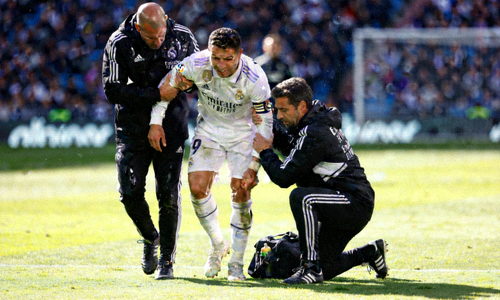 著名足球运动员在比赛中受伤后被队医搀扶下场的瞬间